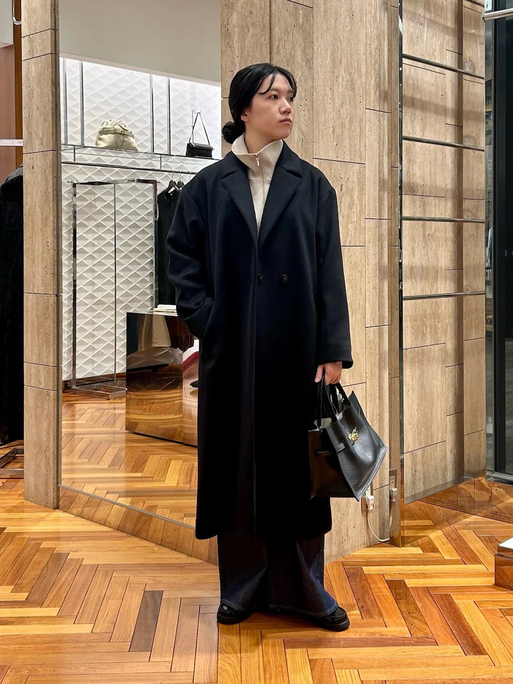 ROSSOからカシミヤ100%のチェスターコートが登場◎
軽くて暖かい、上質な質感はカシミヤでしか味わえない逸品です。
カジュアルでも綺麗めでも合わせやすいチェスターコートは、この先何年でも相棒となってくれるアイテムとなります！