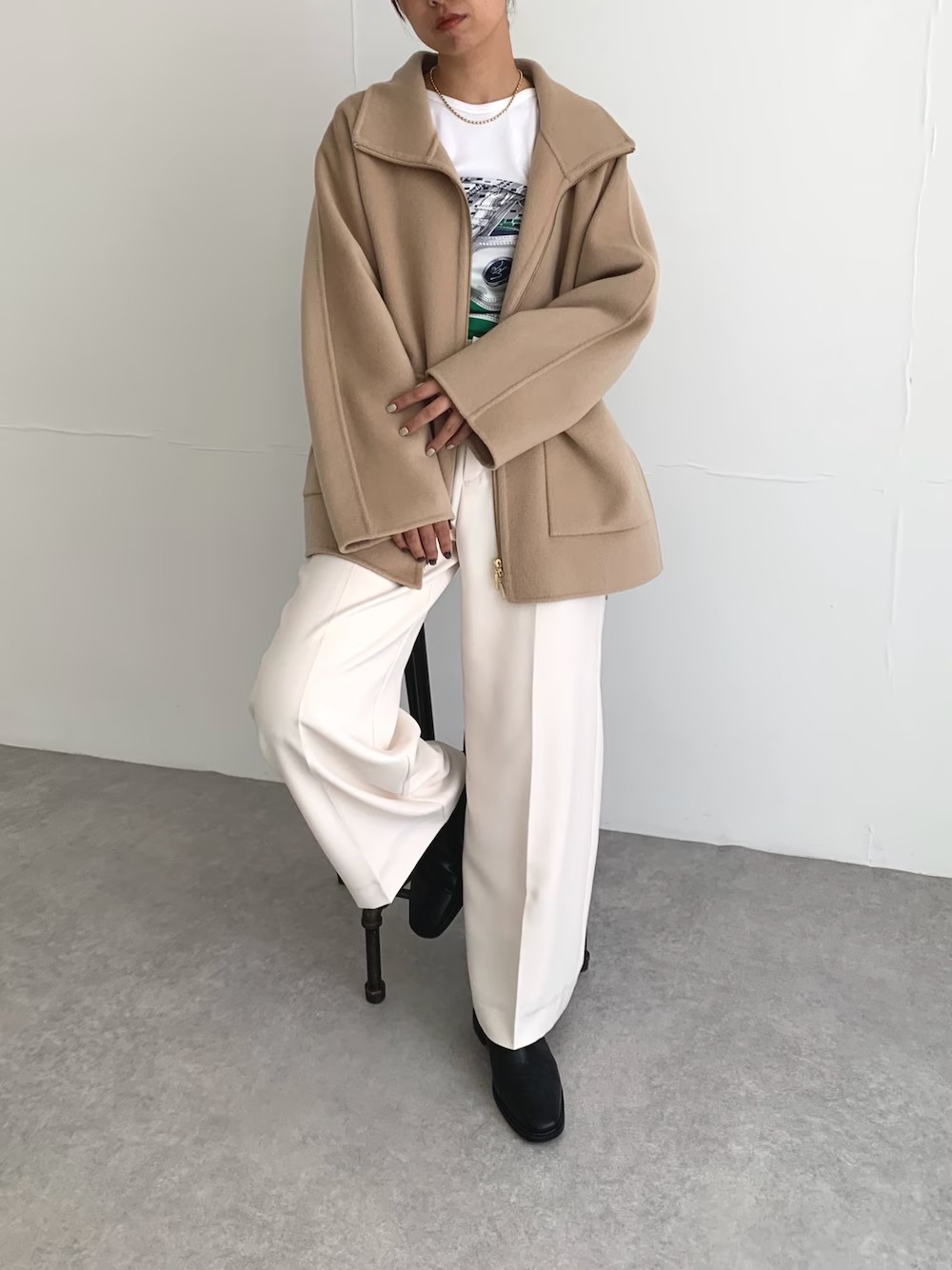 フロントジップデザインで一見カジュアルなコート。
ツヤがあるカシミヤブレンドの素材なので
上品さがあり大人に着こなせます！
ファスナーのカラーがゴールドなのが
女性らしさを引き上げてくれて◎