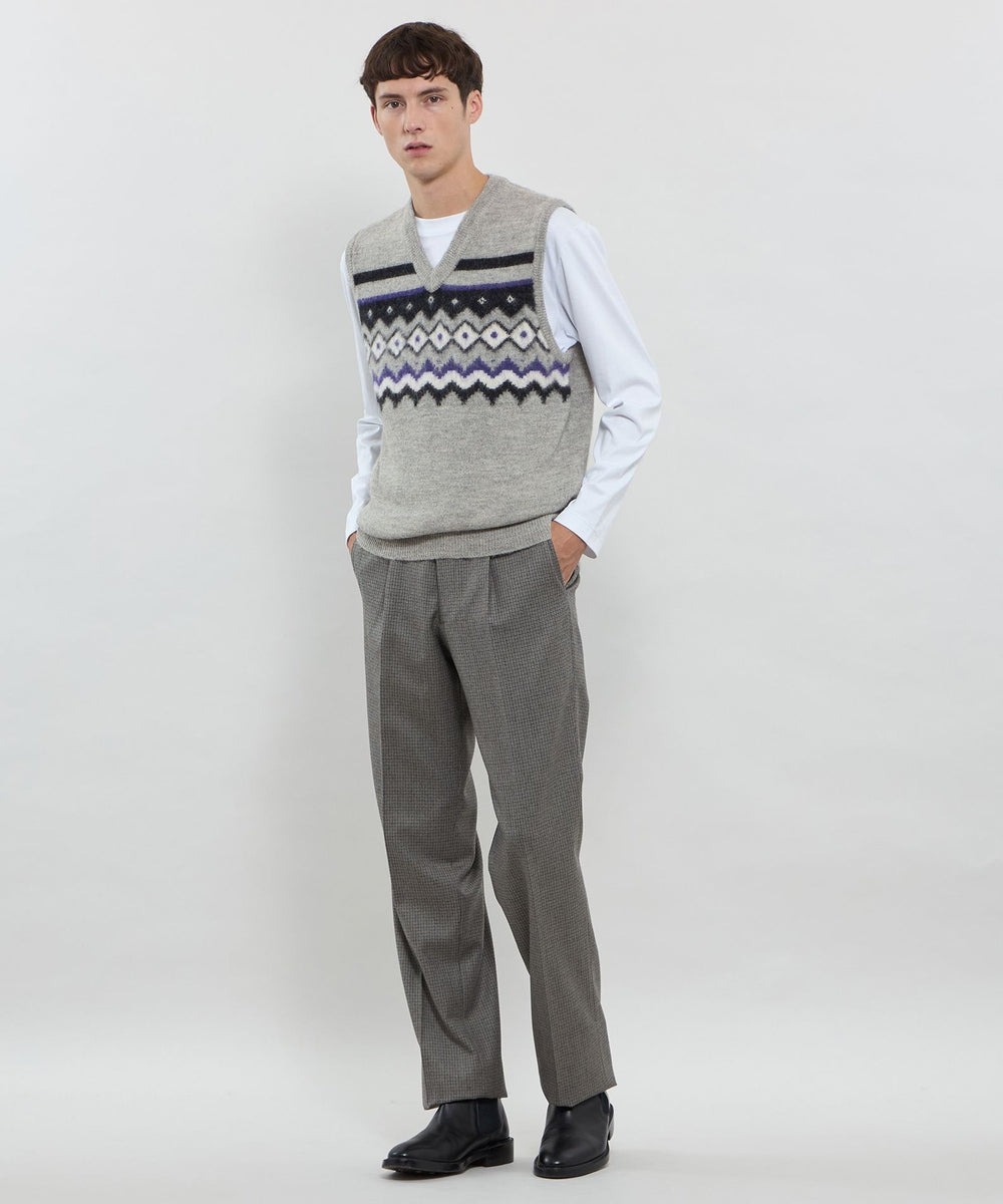 イタリアSESIA（セジア）社のウールとアルパカの混紡糸を使用しています。ふんわりと柔らかく紡績された糸は軽くややドライなタッチながら原料の良さから来る控えめな光沢と美しい発色が特徴です。
ジャケットのインに着た時にきれいに収まるようVネックの開きに拘りました。レギュラーフィットですが、アームホールにややゆとりを持たせておりクラシック過ぎない、ほんのりモード感のあるシルエットです。