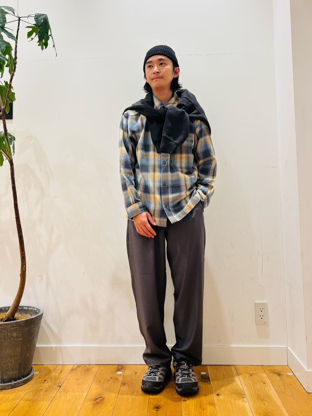 配色が珍しいチェックシャツでコーディネートを組んでみました。

派手すぎないカラーが使いやすさ抜群。
生地感は少し厚手で身幅のあるアイテムです。
今の時期は一枚で使用がオススメ。
寒い日はジャケットのインナーでも◎