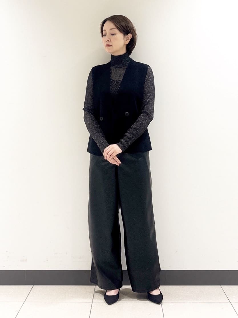 インナーのタートルは、繊細な透け感とラメ糸の光沢感が重くなりがちな黒のワントーンに軽やかさと華やかさを加えています。
ニットジレを重ねることで今年らしいトレンド感のあるコーディネートにしました。
ボトムにはシンセティックレザーパンツを合わせています。
ウエストが総ゴムですのでリラックス感があり履き心地もいいです。【モデル身長：164cm】