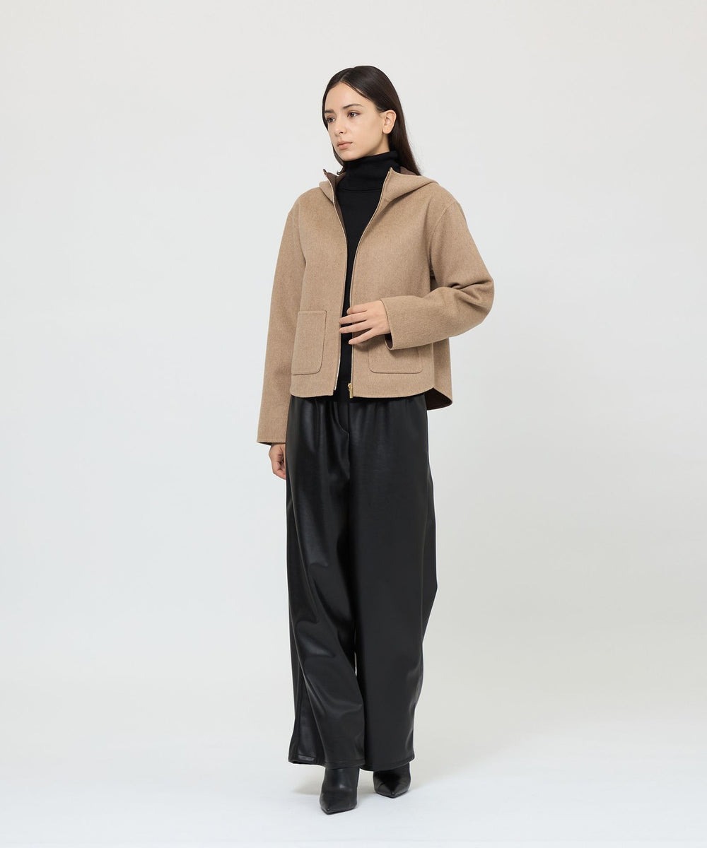 表裏の色のコントラストがポイントのリバーシブルフーデッドショートコートです。
オーストラリア・ジーロン地方の羊毛を使用した、柔らかさと美しい光沢が特徴のウールリバー素材です。
リバー縫製、裏地なしで軽量なので早い時期から軽い羽織として活躍します。