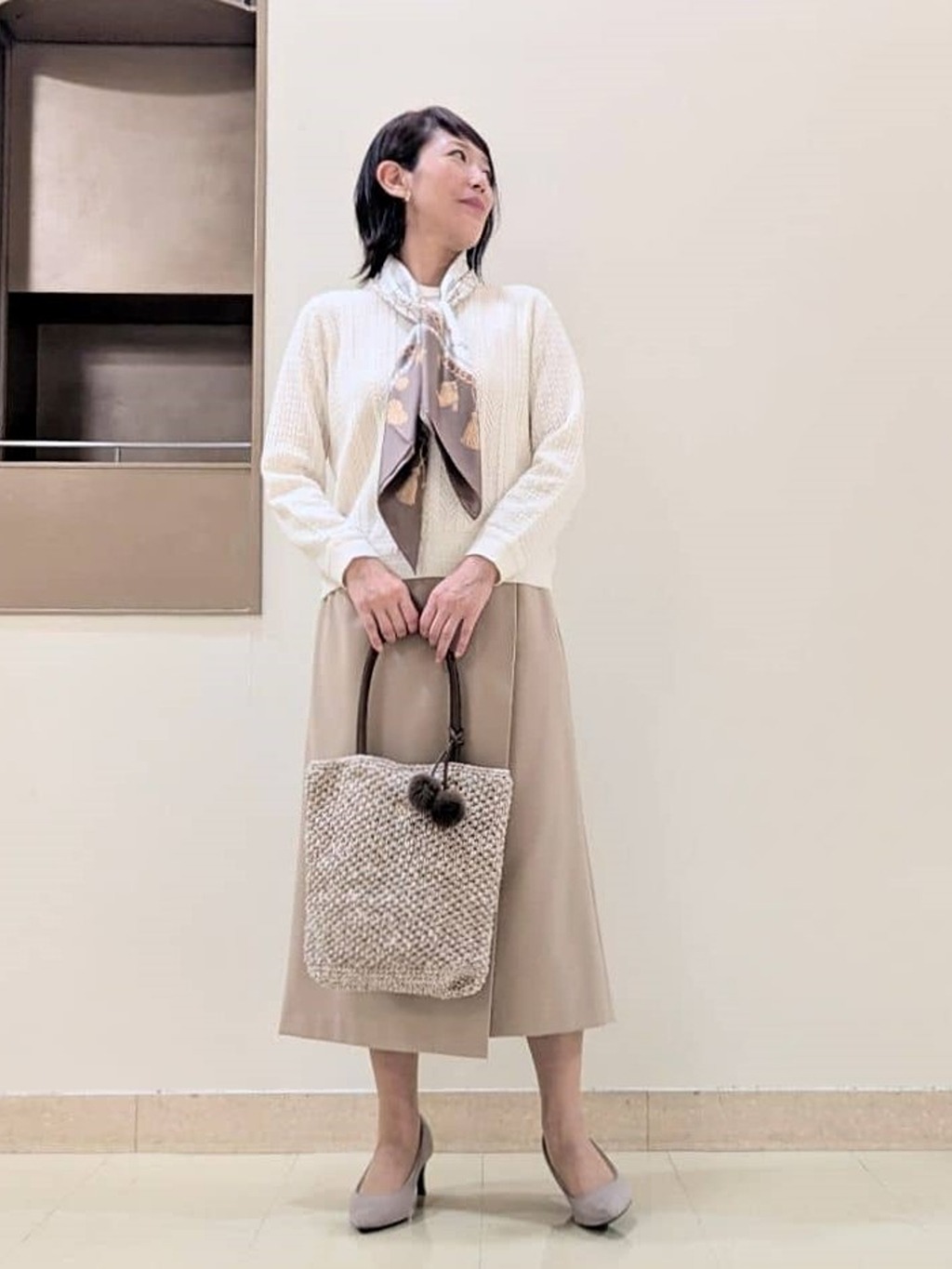 全面レース柄のプルオーバー。程よい広がりがエレガントなラップスカートはローウエストでゆったりとしています。 旅行をイメージした遊び心のあるプリントが素敵なスカーフと、ニットの編みバッグをプラスして上品なカジュアルスタイルにまとめました。【モデル身長：163cm】