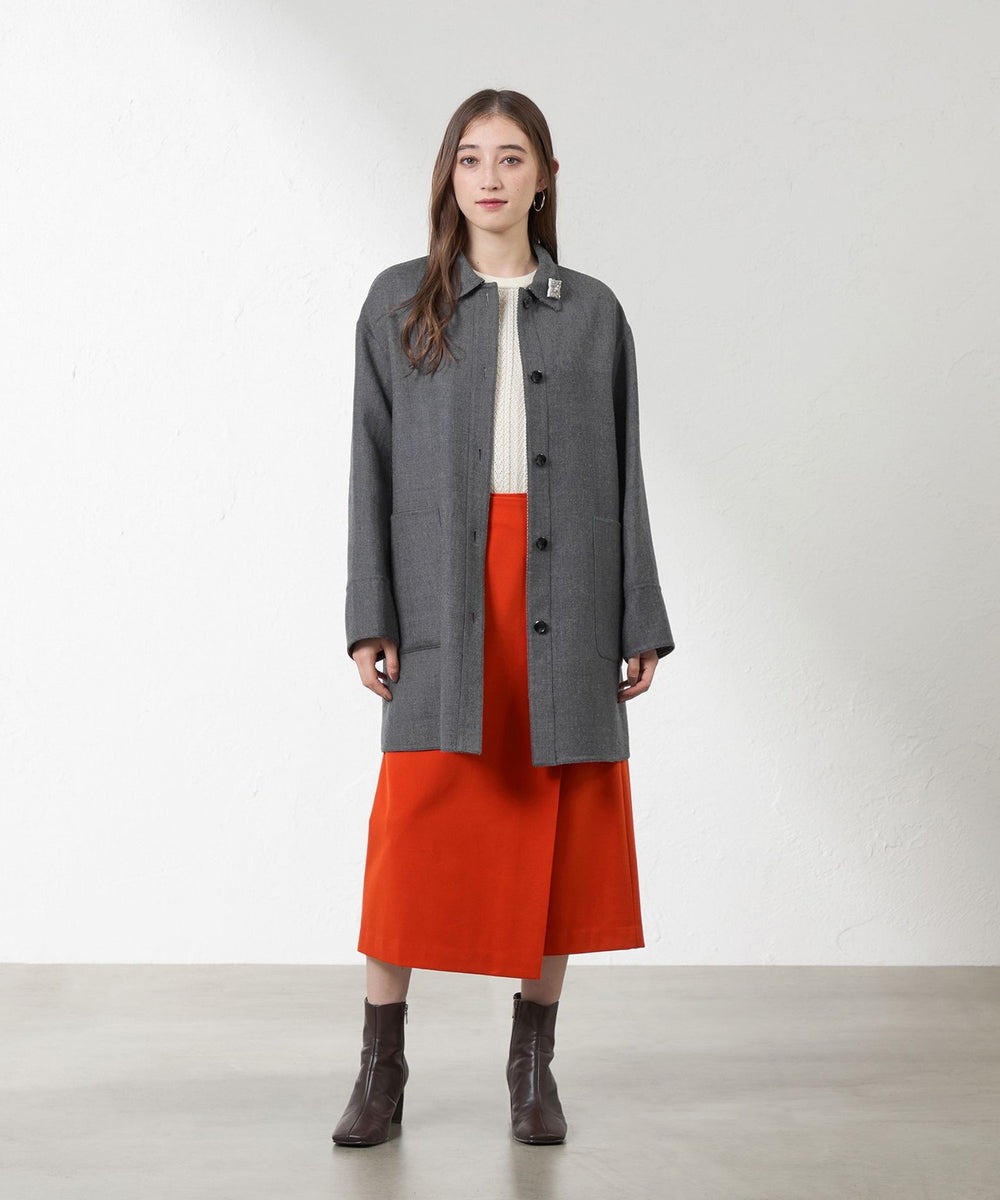 艶の綺麗なリバー素材を使用した両面着用できるステンカラーコート。薄くて軽い素材を活かした秋口から着やすいミドル丈です。ゆとりのあるシルエットがインナーを選びません。クラシカルなデザインで、キレイめからカジュアルまで幅広いコーディネートに合わせやすい万能なコートです。