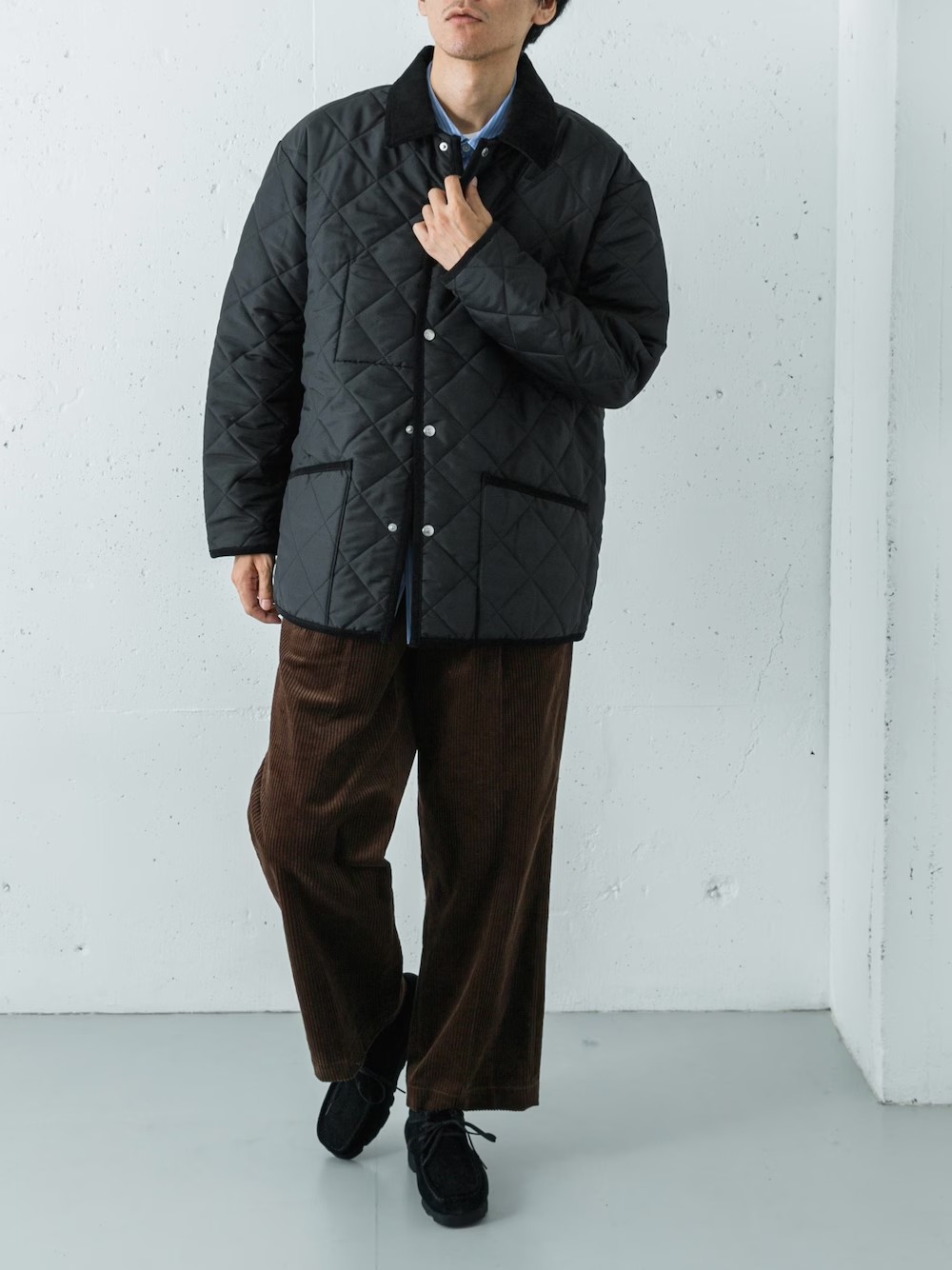 柔らかな風合いのスウェットニットに、上品なシャツをレイヤードしたクリーンなスタイル。

上質なスラックスを合わせることで、リラックス感の中にもきちんと感を持たせています。