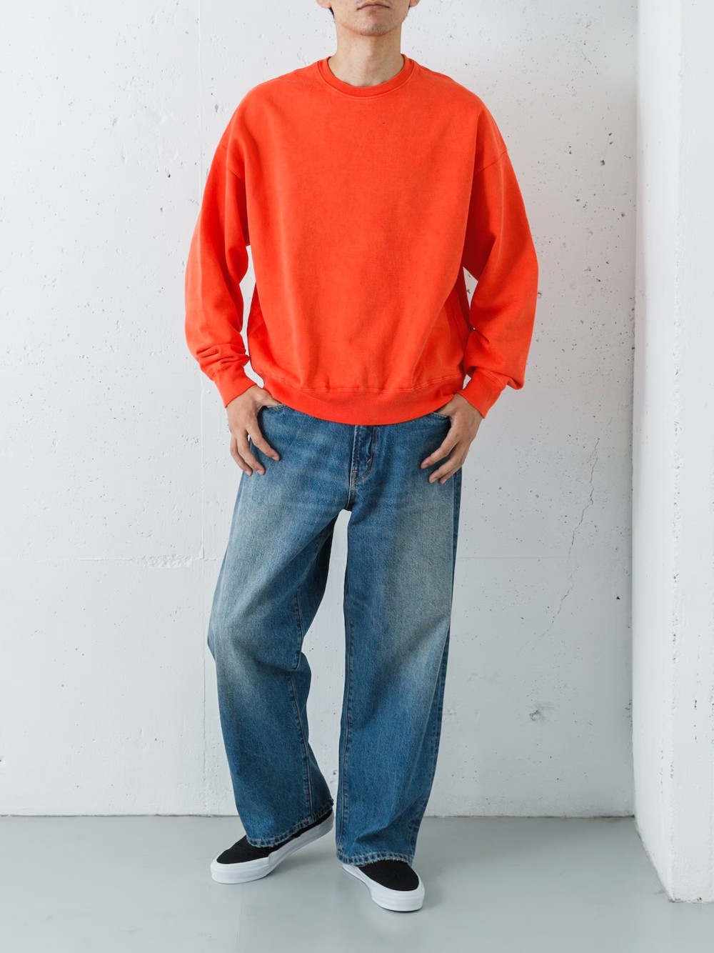 ヴィンテージのクラシックな風合いにスポーティなエッセンスを加えた、大人のためのクルーネックスウェットの登場です。