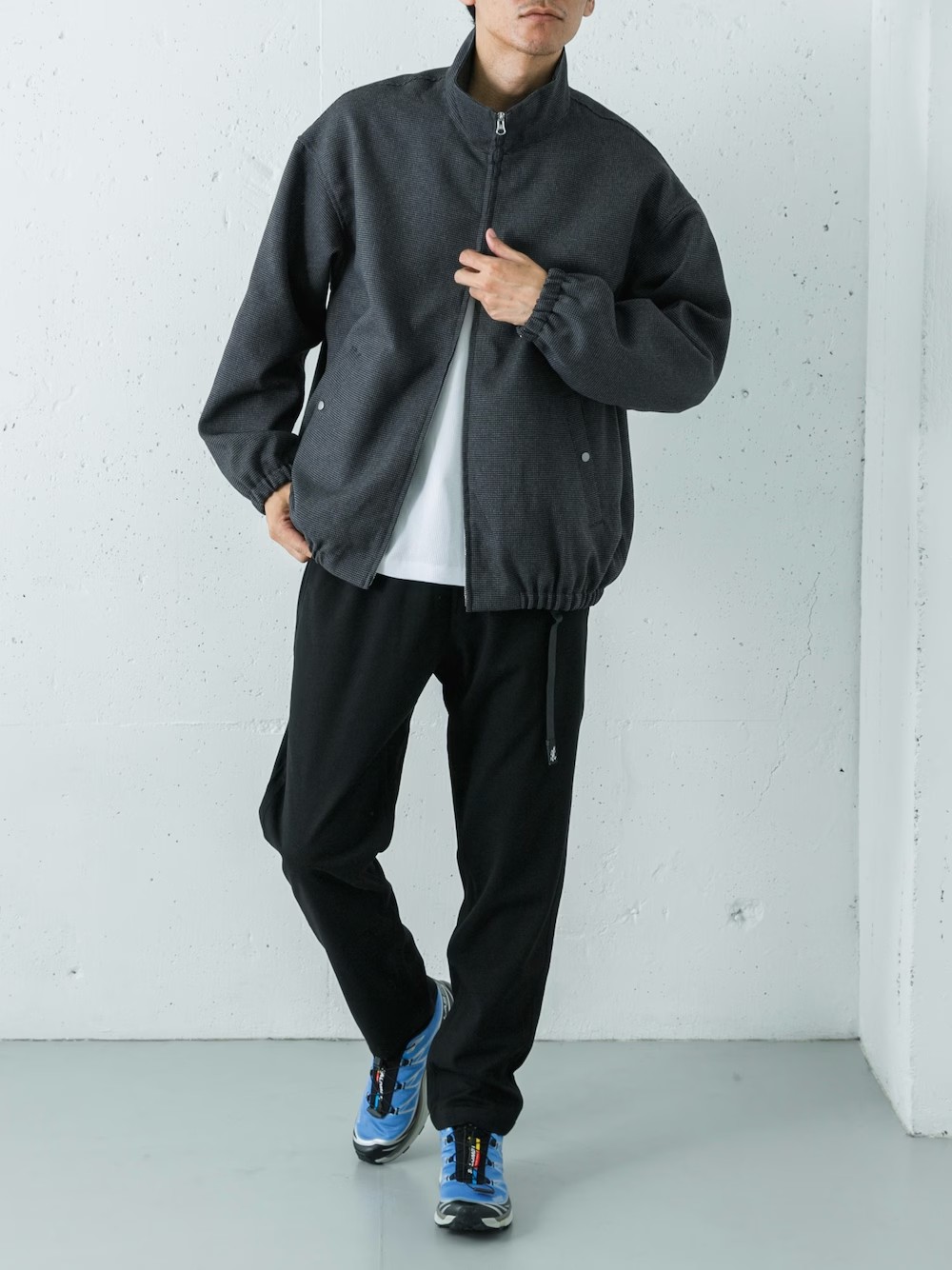 ヴィンテージの風合いを現代に蘇らせたブルゾンが登場。
ツイードのようなクラシックな見た目でありながら、ポリエステル100%の革新的な素材を使用することで、ご家庭で洗えるウォッシャブル機能と、シワになりにくい利便性を両立しました。