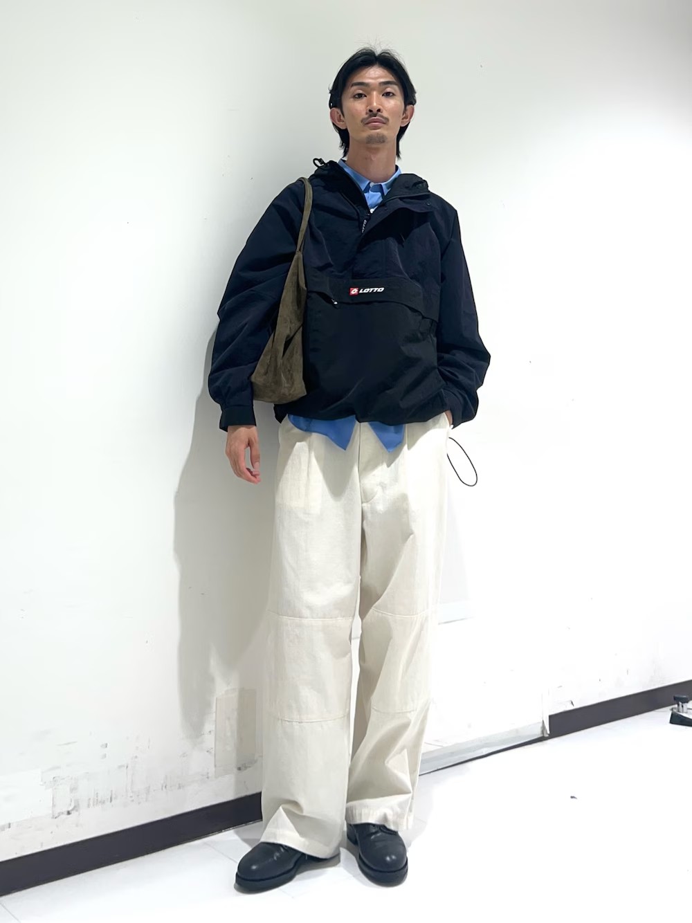 はっ水性の高いナイロン素材のハーフジップアノラックパーカー。
フラップ付きのファスナーポケットにはブランドロゴを配置。
