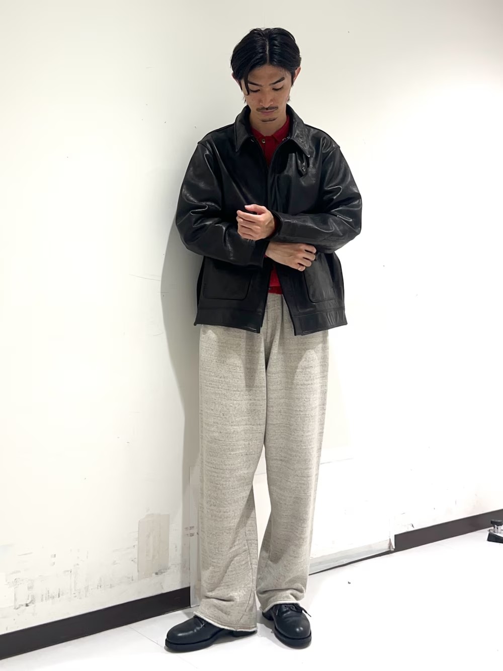 レザーには赤が映えます。スウェパンで
程よく崩すくらいが力の抜けたほどよいスタイリングに。crepuscule別注ののニットポロカーディガンもとっても良いです。羽織りにもインナーにも使える万能コットンニット、最強です。
