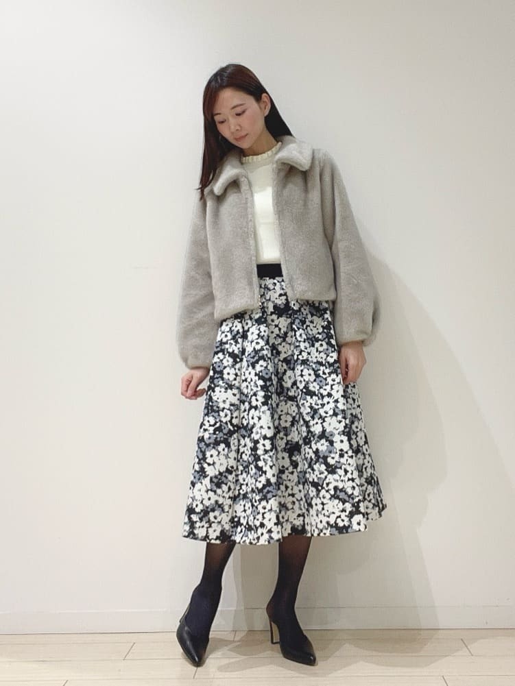 コーディネートを格上げしてくれるような、なめらかな手触りと上品な色合いが特徴のフェイクファーブルゾンです。
着心地の良い軽さもポイントです。
スカートはハリ感があり華やかなシルエットなのでシンプルなニットと合わせてみました。【モデル身長：162cm】