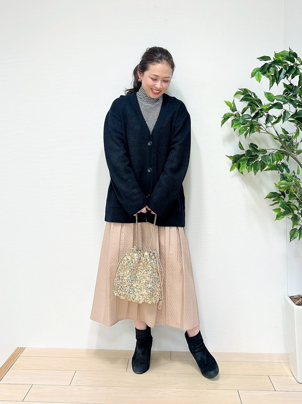 抜け感が素敵なゆったりシルエットのVネックカーディガン。 ボリュームがあっても軽い着心地なので、コート下にも着れます。10月〜11月には羽織として。【モデル身長：156cm】