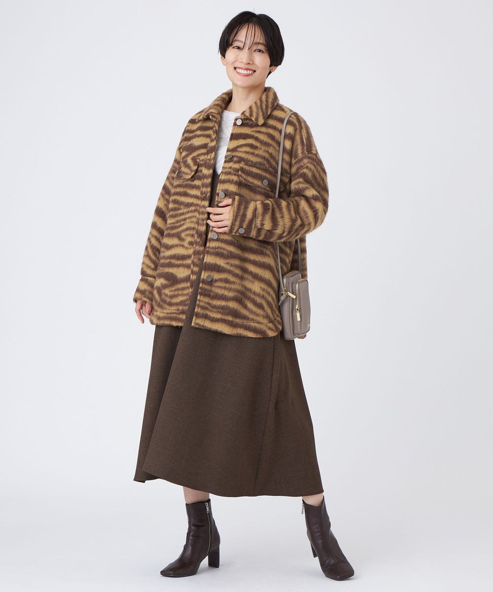 タイガー柄のジャカードをスライバーニットで表現しました。糸として撚らずスライバーの状態で編み立てることで、空気をたっぷり含み、ボリュームがありながらも軽く、暖かさと柔らかさを感じられる素材です。