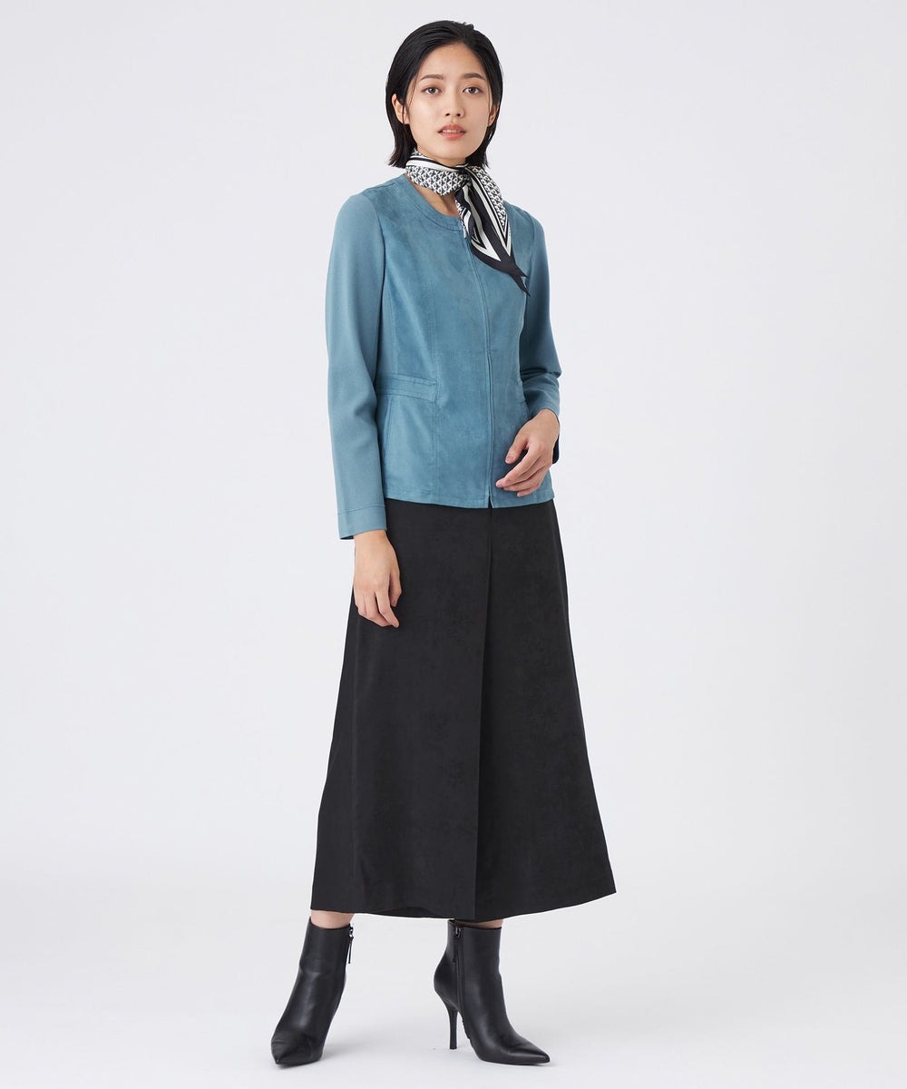 上品さと着心地を兼ね備えた、フェイクスエードとレーヨンストレッチニットとのコンビジャケットです。
立体感を出すパネルラインで、よりジャケットらしいきちんと感のあるシルエットを実現しています。ウエスト部分は切り替えデザインで、ペプラム風に仕上げており、ステッチを入れることで型崩れしにくく、きれいなラインをキープします。