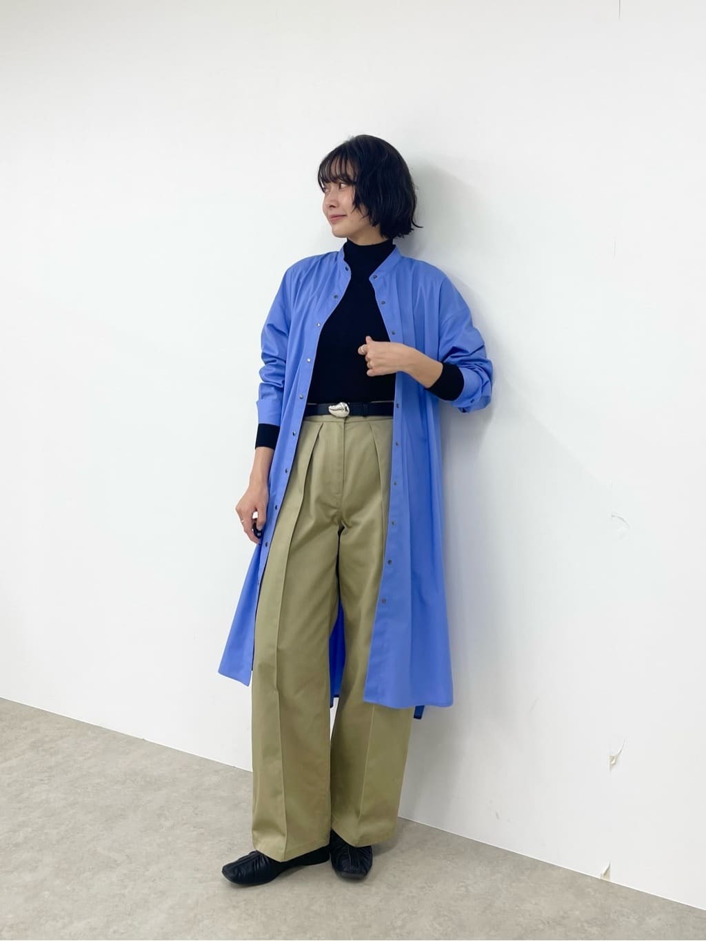 カーディガンのように軽くて羽織れる、ロングシャツ。ボタンを閉めたスタイルも良いですが、個人的にはタートルネックニットをインナーに入れて羽織ったスタイルがおすすめ！ 爽やかなブルーシャツも黒やカーキ、ベージュといった秋らしいカラーのアイテムと合わせれば秋冬もおしゃれに着こなせます。 パンツは私もリアルバイしたお気に入りの一本。どんなアイテムとも合わせやすく着回し抜群です！【モデル身長：158cm】