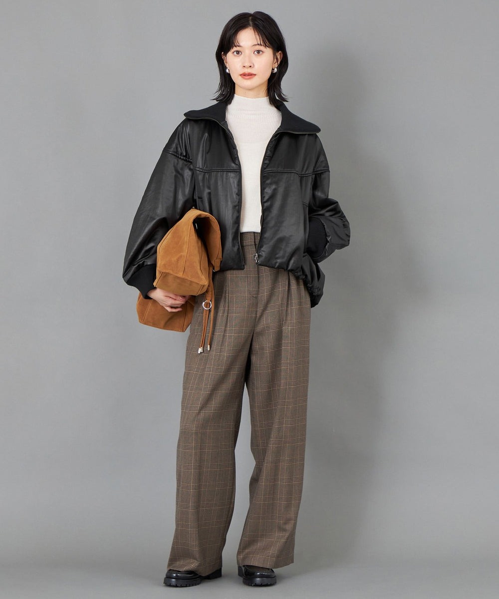 【ブルゾン】レザー調のサテン素材を使用した、リブニット衿付きブルゾン。薄く中綿が入っているので防寒性もあります。【バッグ】70’sボヘミアンな気分を取り入れられるビッグバッグ。カラビナが付いているので、お手持ちのチャームなどでアレンジが楽しめます。