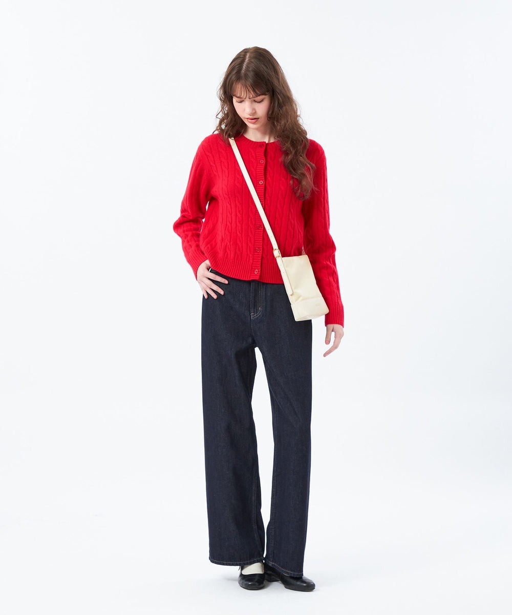 柔らかな手触りのショート丈ケーブルニットカーディガン。ストレッチ性が高く、膨らみのある生地感です。肩周りはリラクシーなサイジングで、シーズナルなシルエットを楽しめます。水洗いできるのも嬉しいポイント！