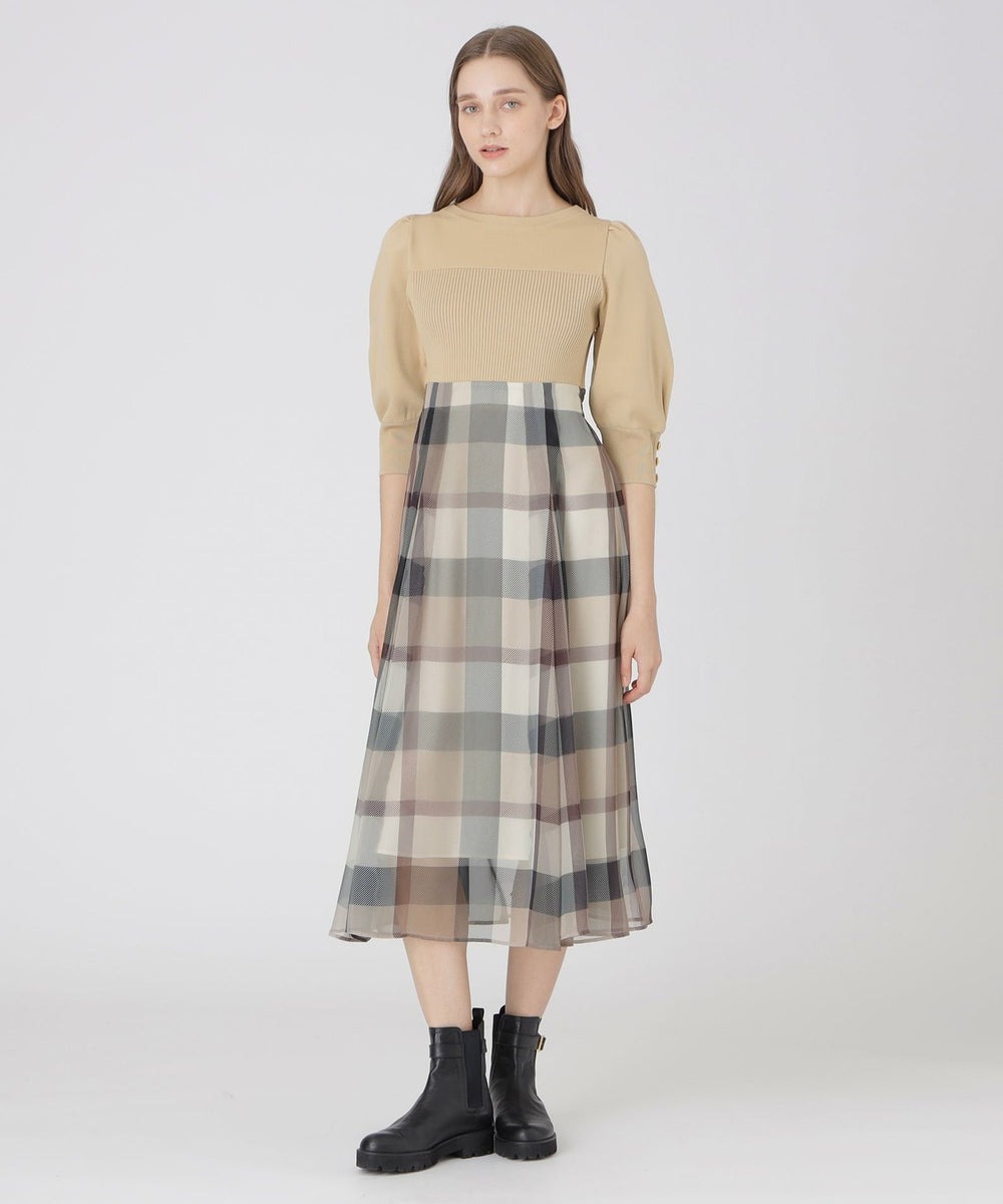 ニットとオリジナルチェックのシフォン生地をドッキングさせたドレスです。
ニット部分は、編地変化で表情豊かに仕上げました。
歩くたびにふわりと揺れるシルエットが目を引く華やかなドレスです。