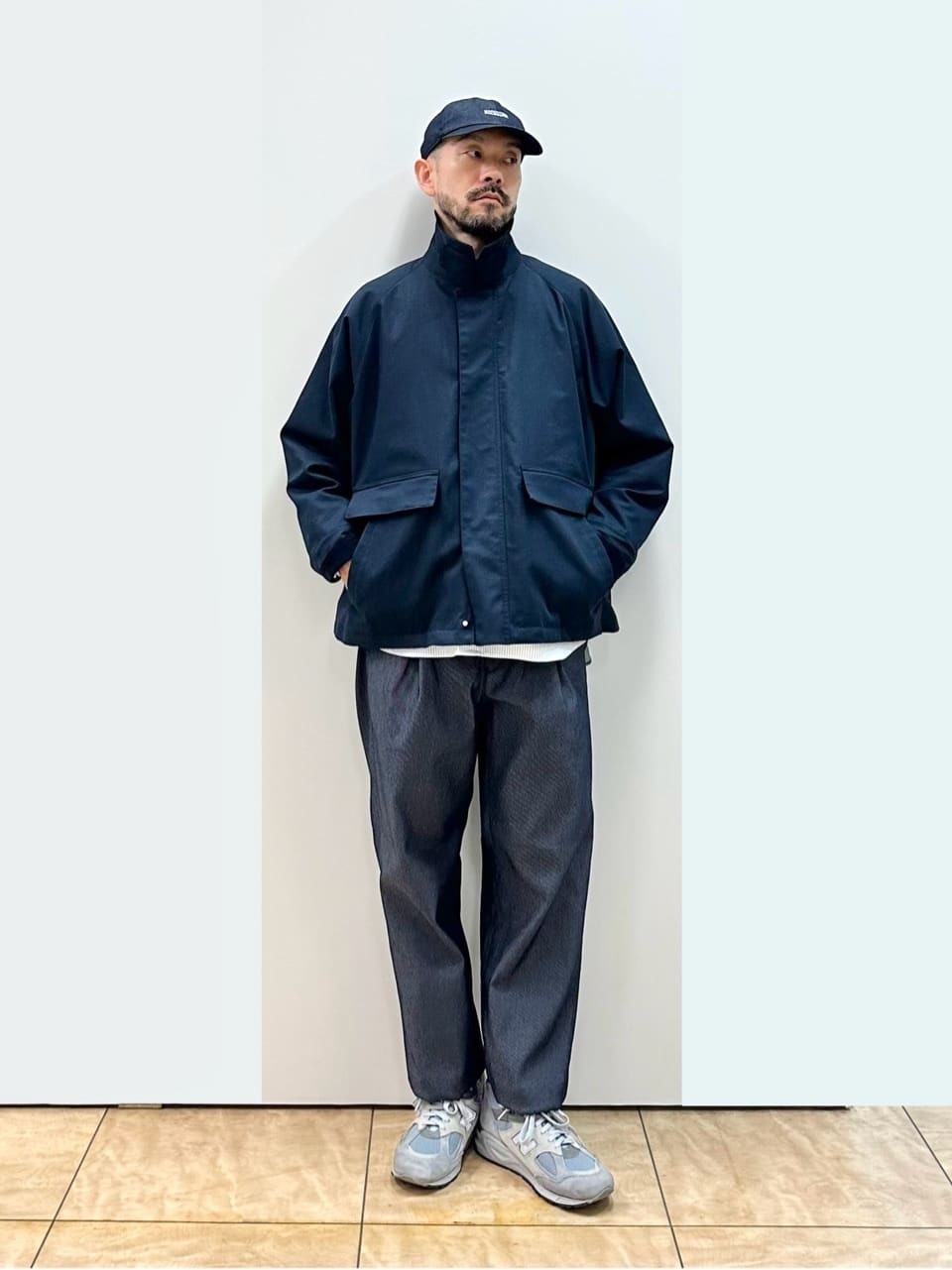 直球ストリートではなく、大人ストリートカジュアルに落とし込んだコーディネートです。ネイビーのワントーンにブルーのシャツに、グレイッシュなネイビーのポリエステルデニムで綺麗めな印象を担保。インナーのロンTも裾を絞れるのでタックイン風にしてコンパクトしてシャツコーデも小綺麗に。