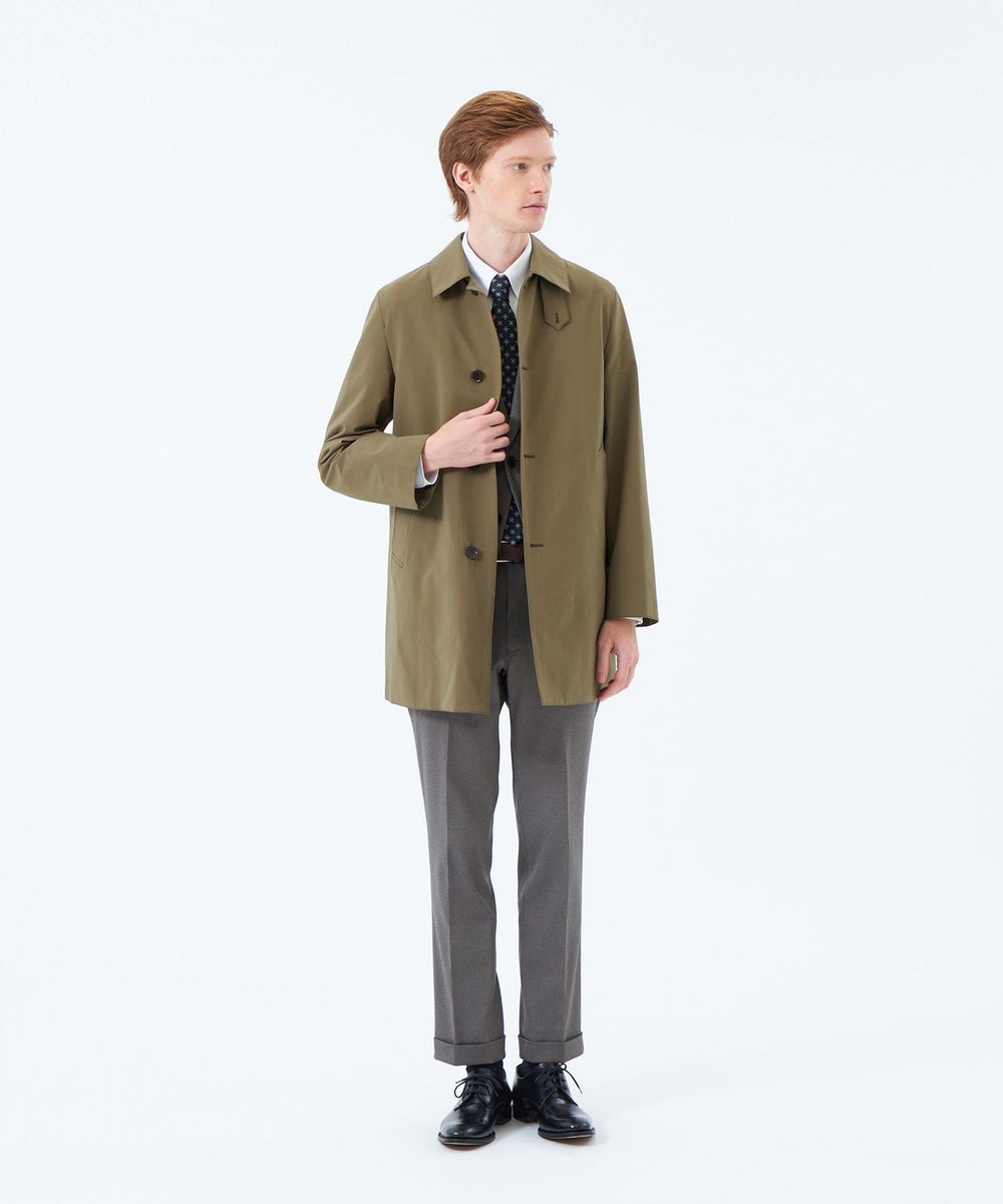 ビジネスにもカジュアルにも合わせやすいステンカラーショートコート「ウェリントンボタンスルーショート」控えめなAラインで英国らしさを追求したシャープなシルエットが特徴です。