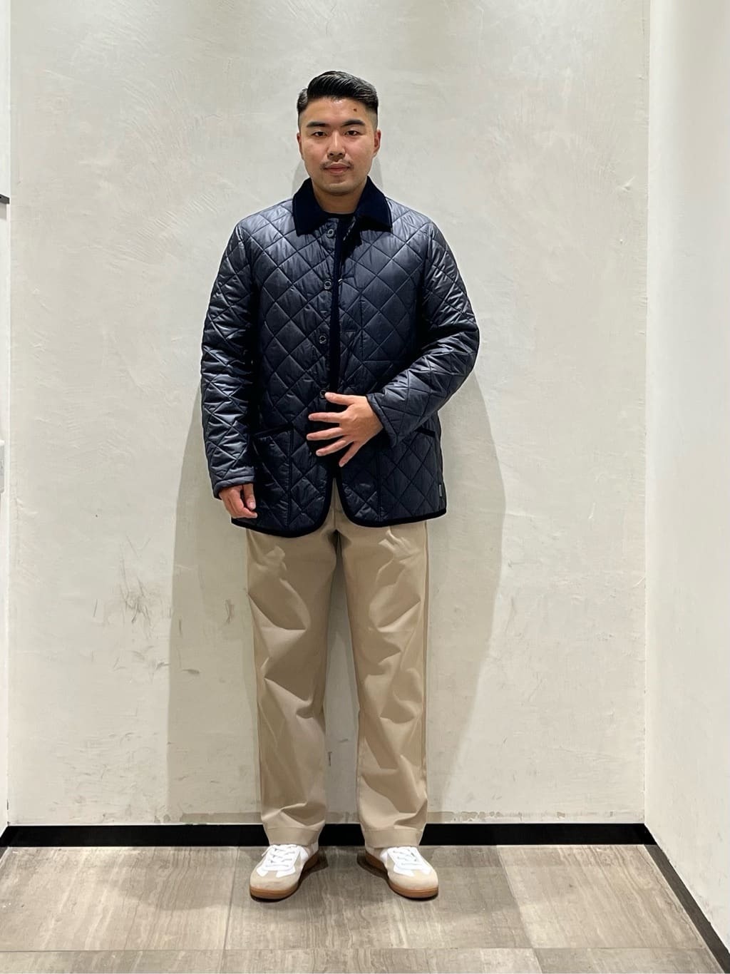 撥水性のあるブランドの定番キルティング。光沢のある素材で高級感もありながらもジャケットなどの上からも使え汎用性抜群です。着丈も腰下、スッキリめでインナーが見えにくい長さに設計されたモダンなデザインになっています。初めての方には是非オススメなので是非お試しなさってみてください。【モデル身長：177cm】