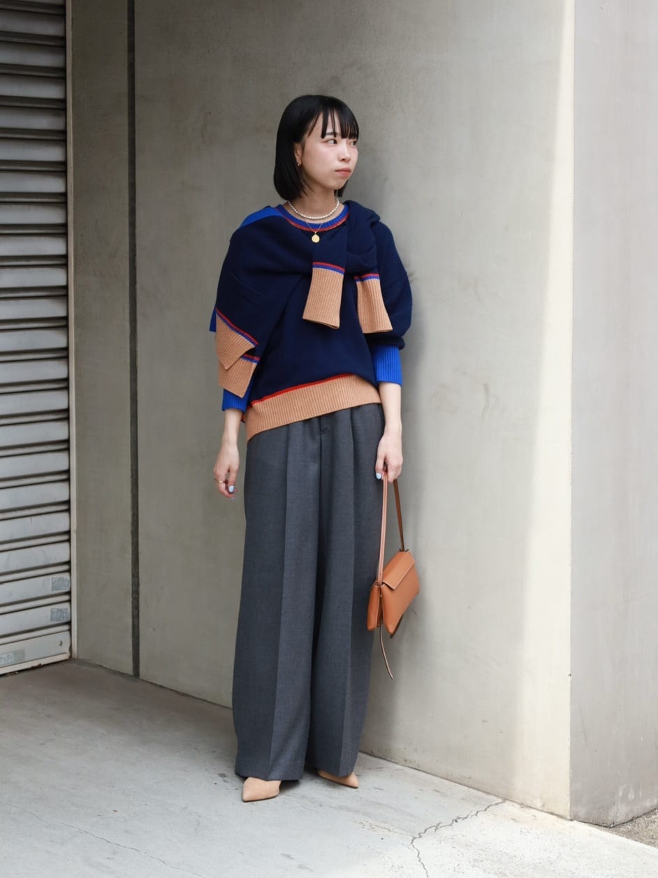 身長159㎝　〈MACPHEE〉定番の、良質なウールを使用した、すべらかな肌触りと軽やかな着心地が魅力のニットシリーズ。
後ろ下がりのヘムラインで重たく見えず、さまざまなボトムスとスタイリングしやすいのもポイント。

〈MACPHEE 〉ウールナチュラルタックワイドパンツを合わせ、リラックス感の中にも綺麗め要素をプラスしました。
