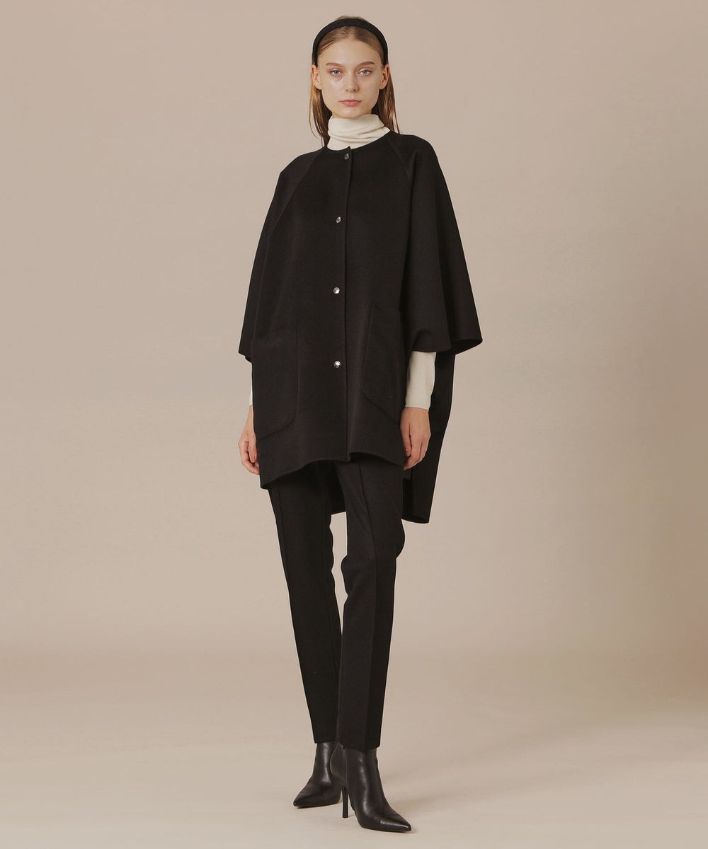 上品な素材を生かしたリバーシブル仕様のポンチョです。
ニット、シャツ、ワンピースや薄手のコートなどインナーを選ばず幅広いスタイリングに活躍します。
ブラック（＃09）は裏面ネイビー、ベージュ(＃40）は裏面ブラウンでその日の気分でお好きなカラーを表にしてご着用いただけます。