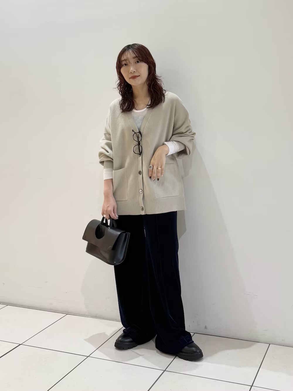 【トップス】
ゆるさが可愛いVネックルーズカーディガン。
この時期に丁度良い生地感です◎
シャツを重ねたり、ワンピースの上に羽織ったりと着回し力も高いです！