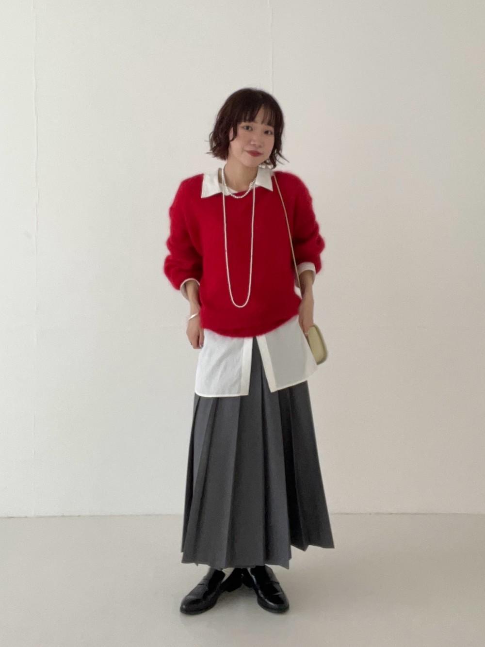 パキッとカラーが目をひくルーズニット。
152cmの私が着ると、袖丈、着丈ともにかなりルーズなシルエットになりました！
今年は袖口がリブ仕様にアップデートされており、腕で止めてボリュームのあるシルエットを楽しめます♩
首元はボートネックなので程よい抜け感も◎