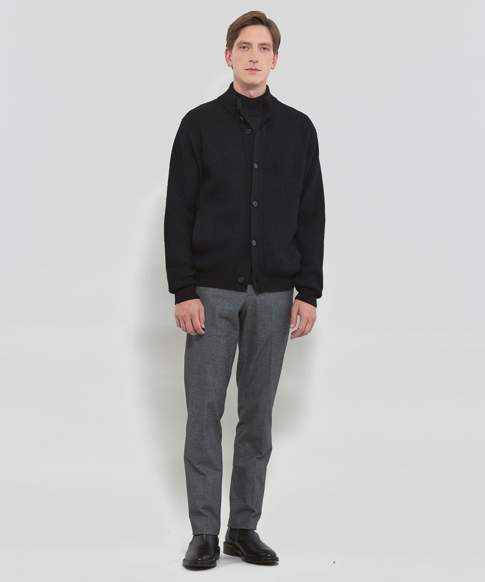  【カーディガン】軽く膨らみのあるウール混糸とポリエステル糸を交編した素材。軽やかで張り感があり、モードな要素を感じさせる都会的で洗練された印象の編地です。腰部分には便利なポケットを配し、機能性とすっきりとしたデザインを両立させています。