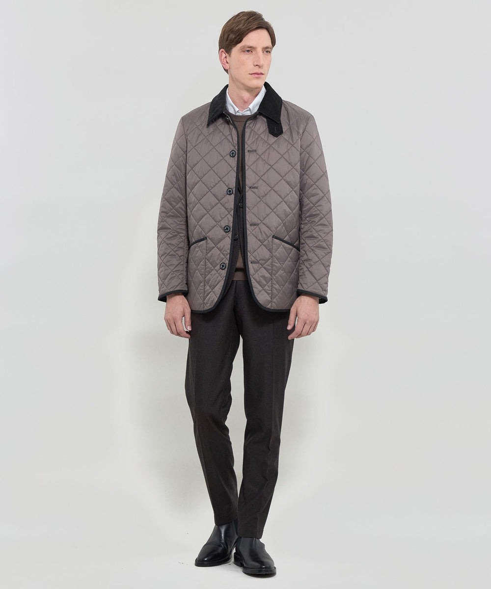 シグネチャーモデル＜WATSON＞を今シーズンからRE-MODELしました。よりすっきりと見えるよう中綿分量設定も微調整し、ブラッシュアップしています。静電気防止テープを使用している為、静電気を帯電しにくい機能も付与しています。