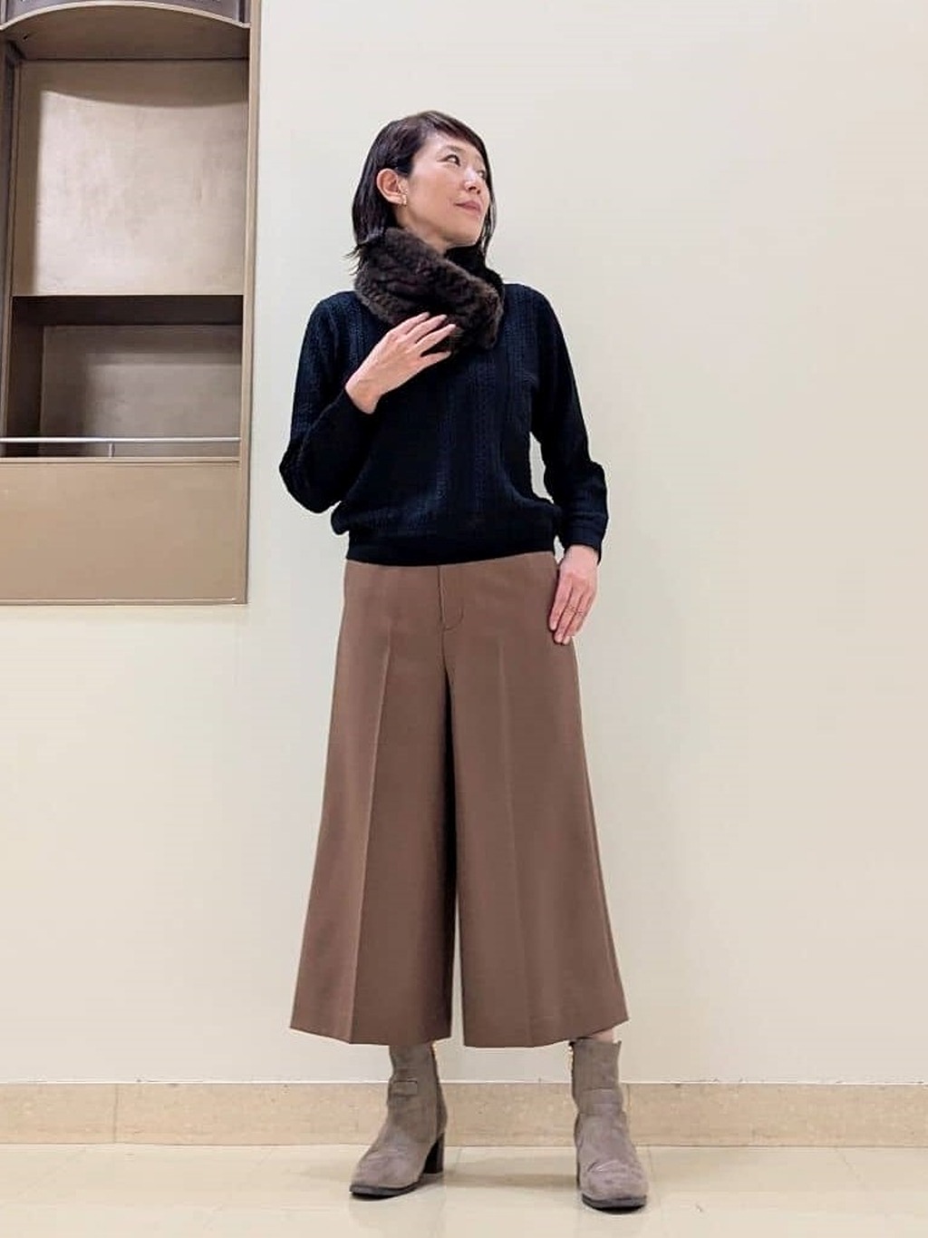 全面レース柄のプルオーバーは、コンパクトなシルエットなので、スカートやワイドパンツとバランス良く着用できます！後ろギャザーで履き心地の良いウール素材のガウチョパンツと合わせ、きれいめカジュアルにまとめました。 【骨格診断】ナチュラル 【カラー診断】イエベオータム【モデル身長：163cm】