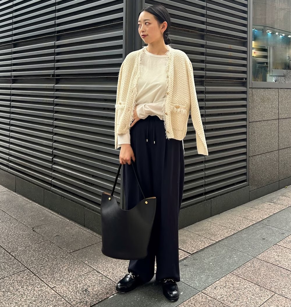 ウーステッド素材を使用した同素材商品が登場。
今回はパンツを着用してます！（シャツ、ワンピもあります）
ウールブランドでありながら
毛羽立ちが少なく、イージーケアという
デイリーやオフィスシーンまで使っていただきたい素材！

とっても楽ちんなのにきちんと見えする一枚です！