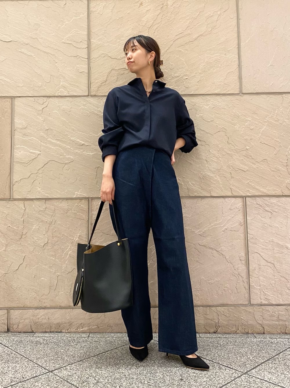 温かみのあるウーステッド素材のシリーズ！
こちらのシャツを大人カジュアルに着こなしました✴︎
オーバーすぎずコンパクトすぎない
絶妙なサイズ感。
目の詰まった生地なので透け感なし。
インナーを気にせず着れるのも嬉しいです。
さらりと着流して、羽織のように着ても様になります