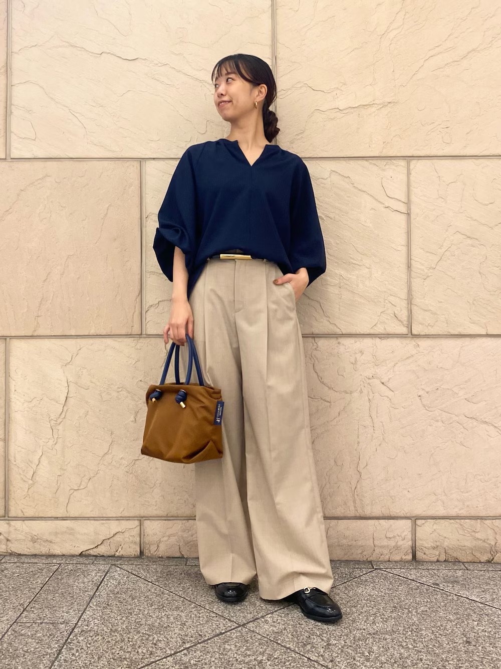 ふんわりボリュームスリーブが可愛いブラウス。
袖にゴムが入っているので長さ調節🉑
たっぷりのギャザーに対してスキッパーデザインの首元が
スッキリ見せさせてくれます◎
ROSSO大人気キレイめパンツ。
ウールブレンドなのでこれからの季節にぴったり！