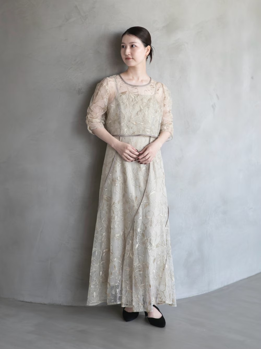 刺繍レースが映えるオケージョンドレス。
すっきりシルエットでスタイルアップ効果も◎
絶妙なカラーも可愛いですよ‼︎