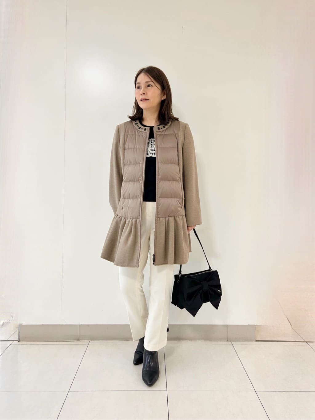 メルトンとタフタをドッキングした、軽やかでありながらエレガントな印象のフレアシルエットアウター。ヒップが自然に隠れるミドル丈で、細身のパンツとも好相性です。 身頃にダウンを入れることで、見た目以上に暖かく、寒さ対策もばっちり！ 日常からお出かけまで幅広く活躍します。【モデル身長：152cm】