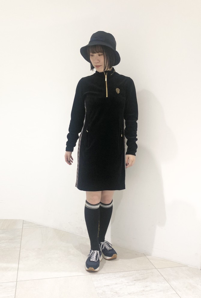 やわらかいコットンベロアは、肌触り抜群。すっきりスタイルなのに動きやすく、ノンストレス。