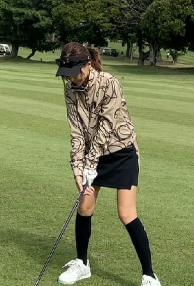 ストレッチが効いて動きやすい。おしゃれ＋適度な保温性で、冬のラウンドにもぴったり。