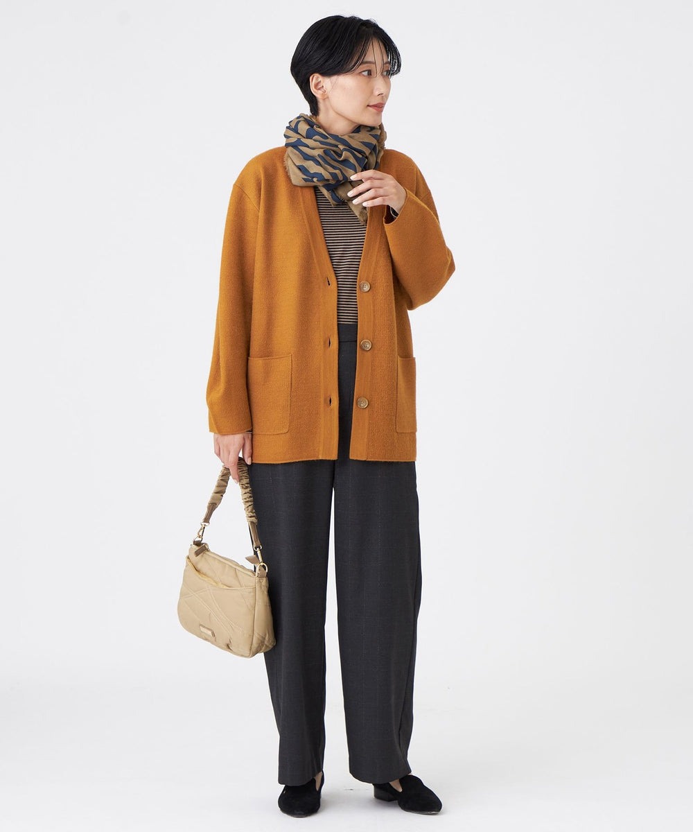 本格的なコートを羽織る前の軽いアウター感覚でも使える、Vネックカーディガン。程よくゆったりシルエットで抜け感を演出し、アクリルウールと透明糸の接結編みの為、ボリューム感に対して、非常に軽く感じられます。軽い着心地で、Tシャツやワンピースなど様々なスタイルで着用していただけます。