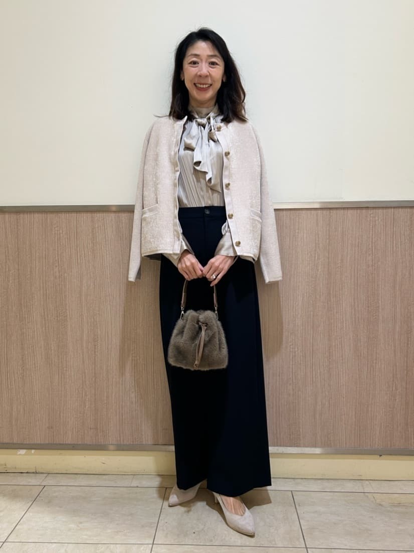 パンツは保湿性が高いことから美容製品に多く使われるアルガンオイルを配合したストレッチ素材を使用。しなやかライン、しっとりとした肌触りでオススメの1着です。ブラウスはリボンの取り外しができます。定番のニットジャケットを合わせて、華やかさのあるかたくなりすぎないコーディネートです。【モデル身長：160cm】