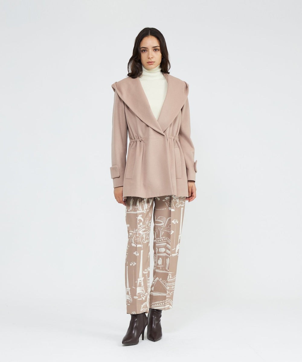 ウエストのドローストリングがアクセントとなるミドルレングスのウールコートです。ウエストは内側のコードでサイズ調整可能で、シルエットに変化をつけて楽しめます。ショールカラーからフードへ繋がる襟がデザインポイントです。寒い日には防寒していただけるよう、襟元には釦をつけています。