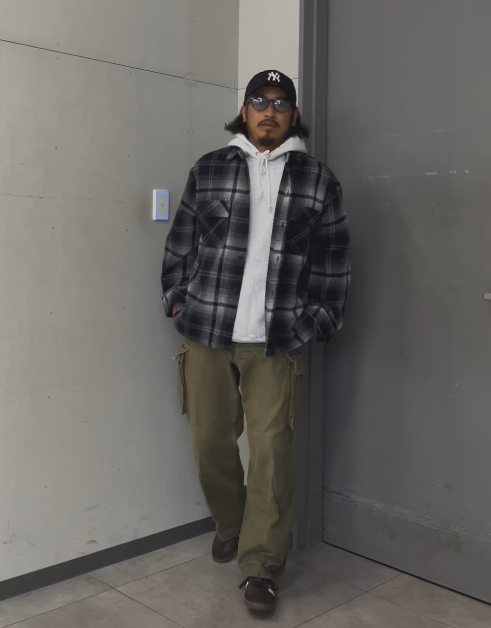 軽くてアウター代わりにもってこいです。
あまり着込むのは好きでは無いですが、シャツをアウターとして使うコーデが好きです。