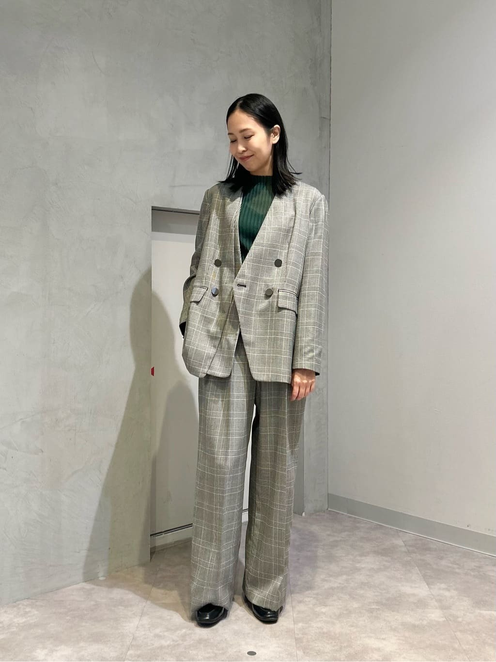 CAST COLONのチェックのセットアップが秋冬らしいコーディネートです！
ジャケットはバックスタイルと二重のレイヤードデザインがポイント。
素材はウール混の柔らかい素材です。
クラシカルなチェック柄と、ウエスト周りしぼっていないボックスシルエットがかっこいい印象です！
パンツはゴムが入った楽な着心地です。【モデル身長：161cm】

【CAST COLON】
CAST:より25年秋冬シーズンよりデビューした新ライン。
コンセプトは＂新しいワークウェア＂。
ファッション性と機能性を兼ね備えた、都会で暮らすハイセンスな女性に向けた仕事服。
働く女性の毎日に必要なワードローブを、高感度×ストレスフリーな機能性で提案します。