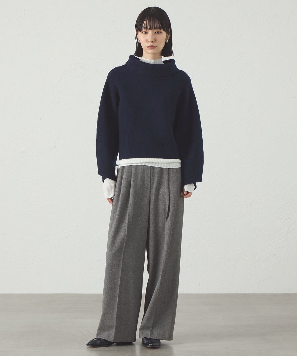 ふんわりと柔らかく、あたたかさが特徴のクロップド丈のポンチョ風ニット。
シャツやニットとのレイヤードスタイルが楽しめます。
前後で着用できデザインの変化が楽しめます。
パンツは同素材のトップスとのセットアップでの着用もおススメです。