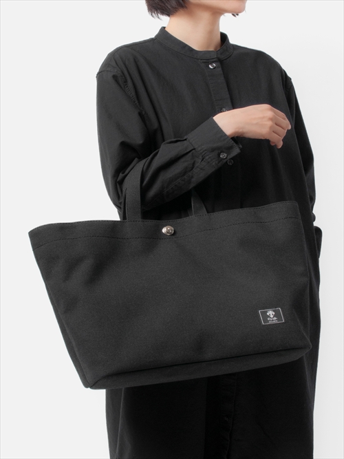 GRS(Global Recycled Standard)認証のリサイクルポリエステルを使用した大容量の2WAYトートバッグ。バッグの留め具には耐久性があり美しいデザインのドイツホックを採用。日本製