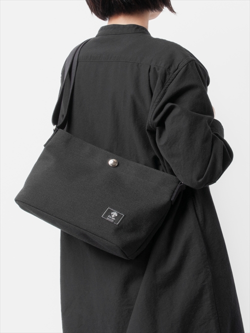 GRS(Global Recycled Standard)認証のリサイクルポリエステルを使用したSHOULDER BAG。財布やスマホ、500mlのペットボトルが入る容量。バッグの留め具には耐久性があり美しいデザインのドイツホックを採用。日本製