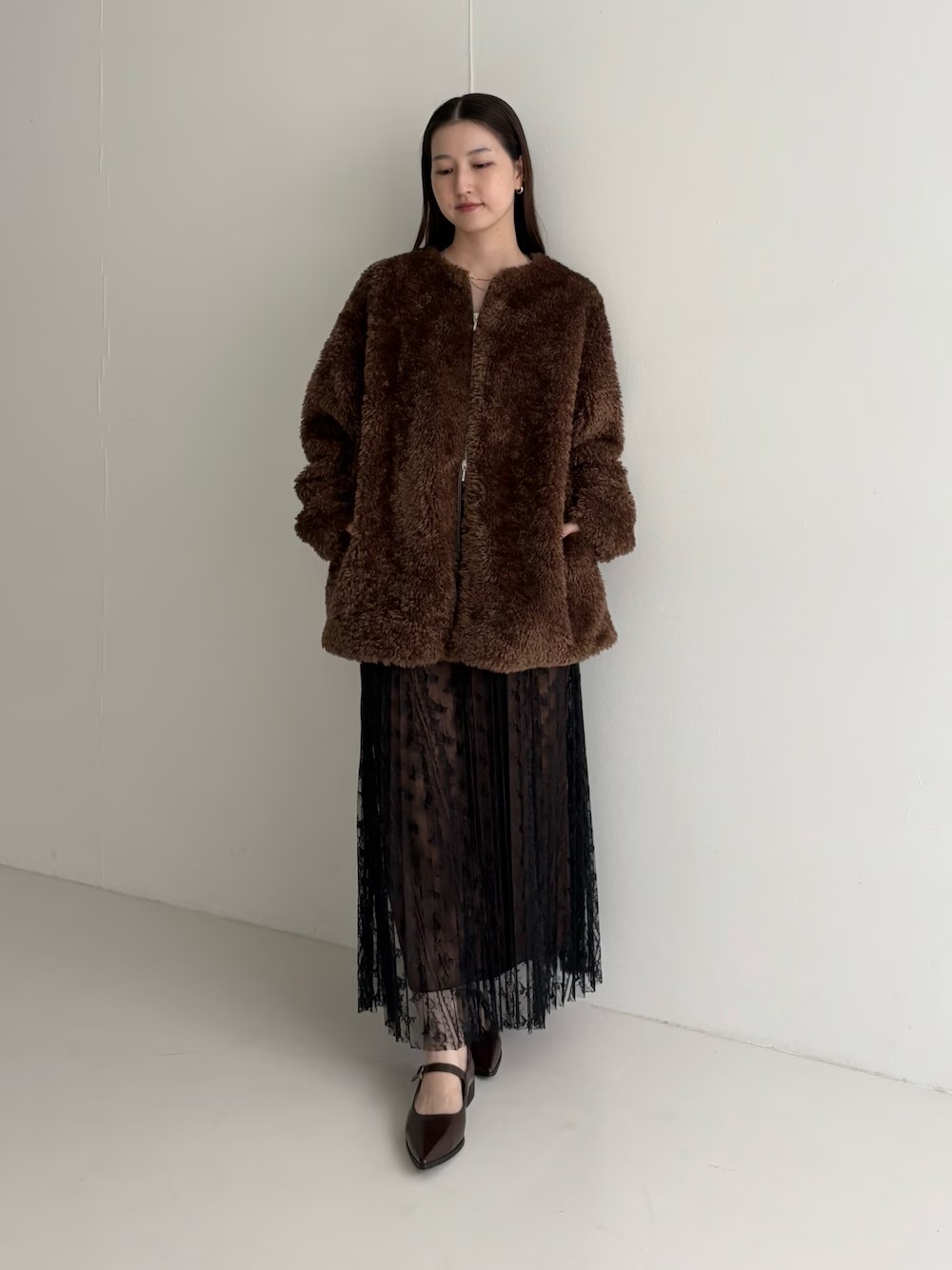 ブラウンのワントーンでスタイリング。

トレンド感のあるファーボアのブルゾンは、一軍アウターになること間違いなし◎
軽いのに暖かいです！

レースのスカートは、サテンスカートとそれぞれ別々でも着回せられる優れもの。
パンツの上にレースを重ねたレイヤードスタイルもおすすめです!