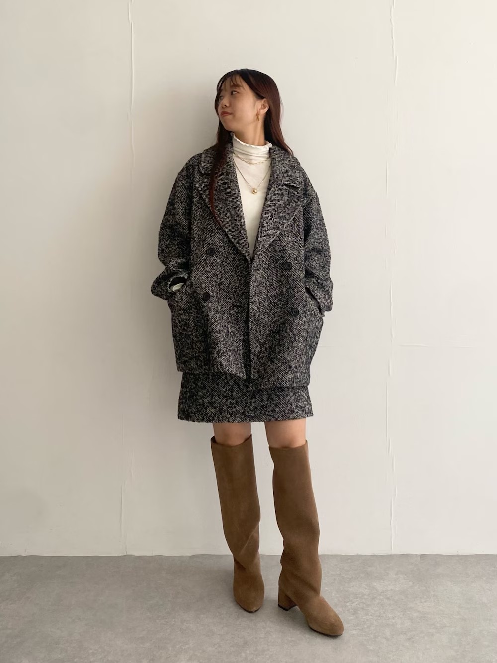 ツイード生地が可愛いコートと
コートと同生地のスカート！
合わせて着たときのセット感かわいいです！

ロングブーツも合わせて
大人のミニスカコーデです✴︎
