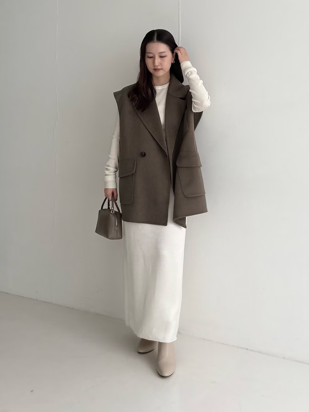 WHITE×KHAKIでコーディネート。

【YENN（イエン）】のベスト型ジャケット。
カジュアル要素も、綺麗め要素もあるので、どんなスタイリングにも取り入れやすいですよ◎

着心地の良いシルク混のリブニットと、着回し力抜群のサテンスカートも是非チェックしてみてくださいね。