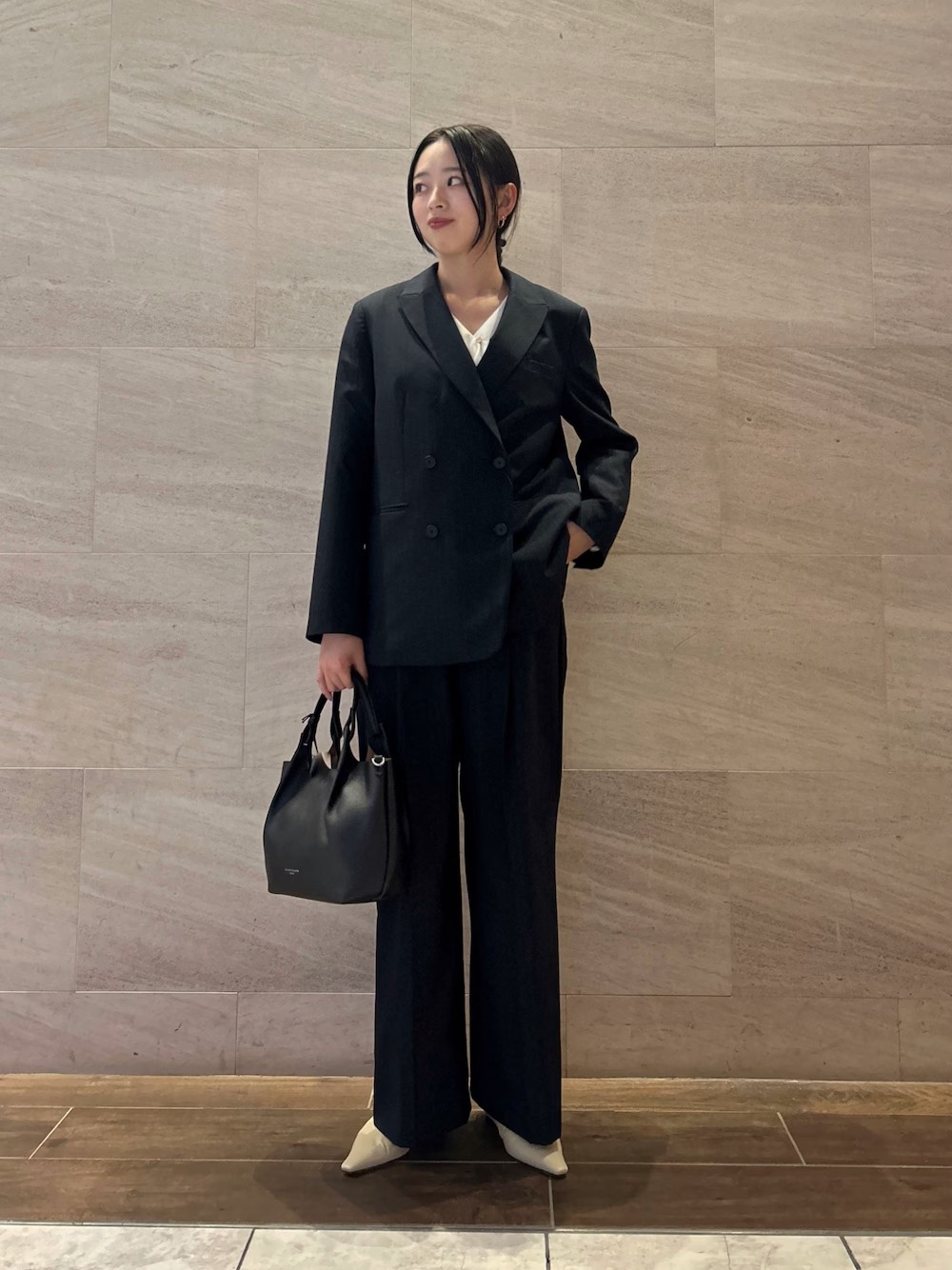 かっこいいセットアップコーデ！！

ジャケット、ボトム共にサイズ展開があるのが嬉しいポイント！
今回着用したのはストライプです！

インナーもＶネックにして
洗練されたコーディネートにしてみました！